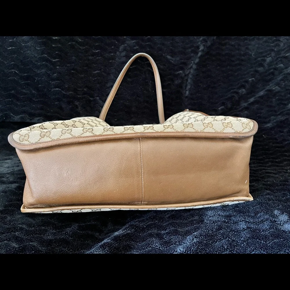 Authentic Gucci Handbag with dust bag and original packaging! - Picture 4 of 6